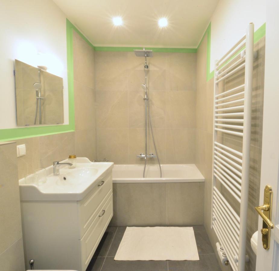 Apartment Spacious And Comfy With 3 Bedrooms *