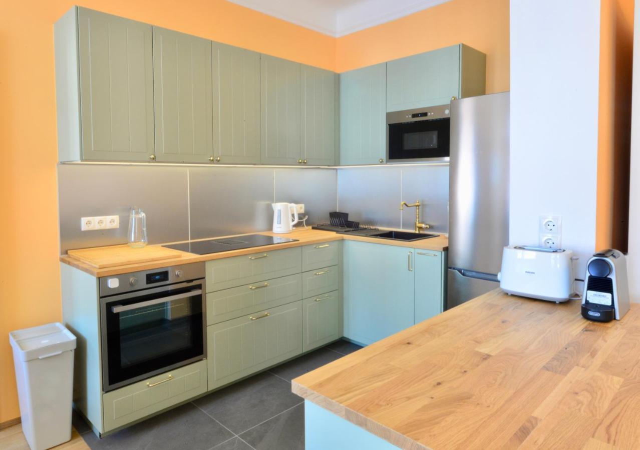 Spacious And Comfy With 3 Bedrooms Apartment *